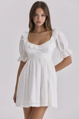 Mini-robe babydoll « Maisie » blanche en broderie anglaise style Régence