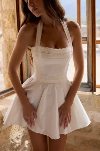 Mini-robe Cosette blanche en broderie anglaise et coton à col licou
