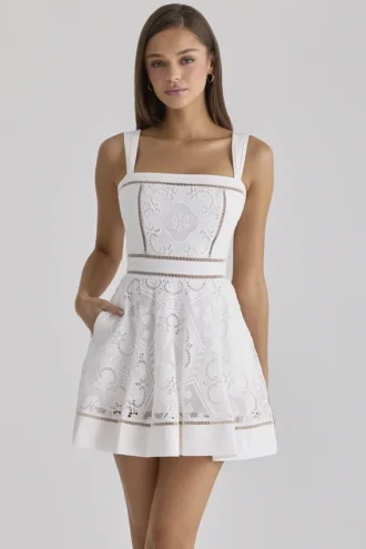 Mini-robe d&rsquo;Été en coton broderie anglaise sur mesure Ava White