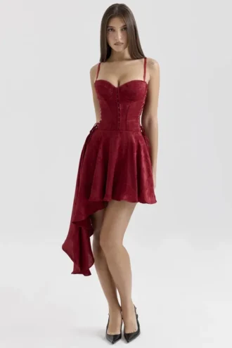 Mini-robe drapée en satin jacquard bordeaux « Lola »