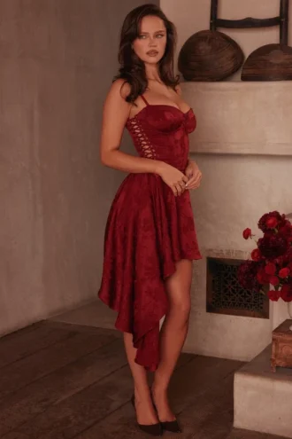Mini-robe drapée en satin jacquard bordeaux « Lola »