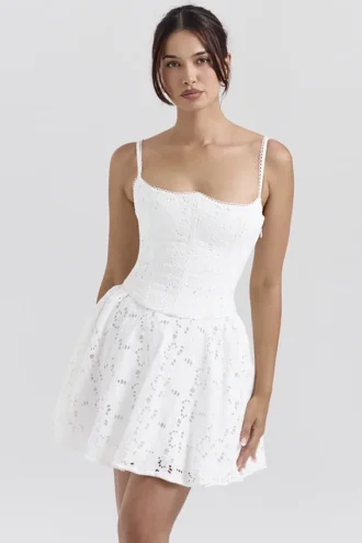 Mini-robe Elara blanche en broderie anglaise