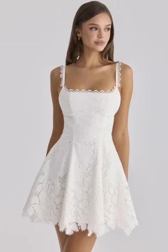 Mini-robe Isla blanche en dentelle broderie anglaise sur mesure