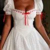 Mini-robe Jana blanche à manches bouffantes en broderie anglaise