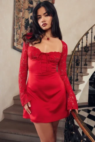 Mini-robe Jennica en satin et dentelle rouge rose