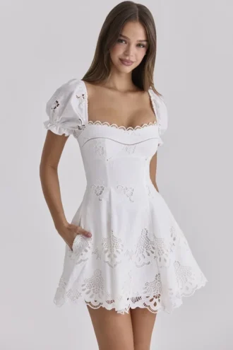 Mini-robe Lavina blanche en dentelle sur mesure + broderie anglaise en coton
