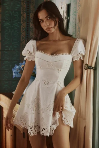Mini-robe Lavina blanche en dentelle sur mesure + broderie anglaise en coton