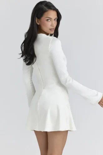 Mini-robe Lulu en satin ivoire à manches flûte