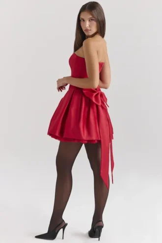Mini-robe Salome en satin rouge Holly avec nœuds amovibles