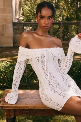 Mini-robe vintage à fleurs en dentelle crème et épaules dénudées « Sadie »