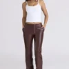 Pantalons Adara en cuir vegan couleur chocolat