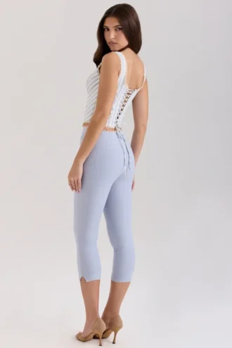 Pantalons capri ajustés en twill stretch bleu Carella
