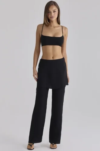 Pantalons en satin noir Leona avec jupe par-dessus