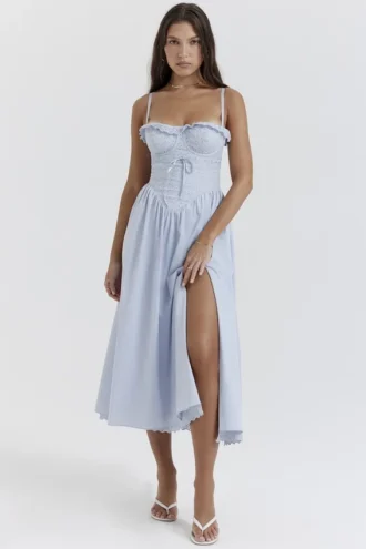 Robe d&rsquo;Été mi-longue Jaime en coton bleu pâle et broderie anglaise