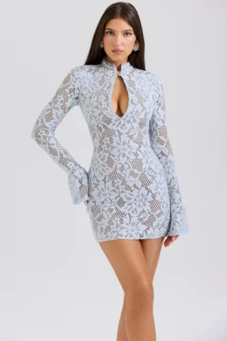 Robe en dentelle à encolure en goutte d&rsquo;eau « Brianna »