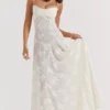 Robe longue à dos en dentelle florale crème Seren Vintage