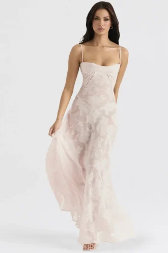 Robe longue à dos en dentelle florale rose pâle « Seren »