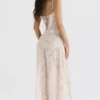 Robe longue à dos en dentelle florale rose pâle « Seren »