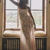 Robe longue à dos en dentelle florale rose pâle « Seren »