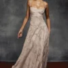 Robe longue à dos en dentelle florale rose pâle « Seren »