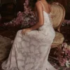 Robe longue à dos en dentelle florale rose pâle « Seren »