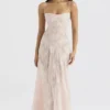 Robe longue à dos en dentelle florale rose pâle « Seren »