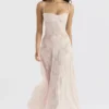 Robe longue à dos en dentelle florale rose pâle « Seren »