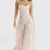 Robe longue à dos en dentelle florale rose pâle « Seren »