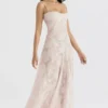 Robe longue à dos en dentelle florale rose pâle « Seren »