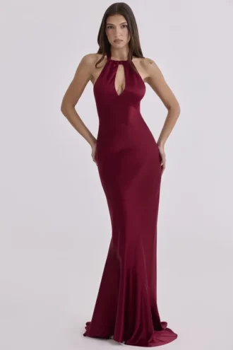Robe longue à dos nu en satin bordeaux Oliviana