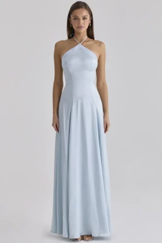 Robe longue à dos nu et godets en satin bleu Avelina
