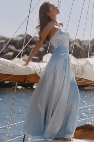 Robe longue à dos nu et godets en satin bleu Avelina