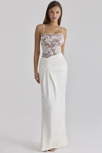 Robe longue « Eliette » en dentelle et satin blanc ornée