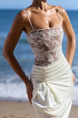 Robe longue « Eliette » en dentelle et satin blanc ornée