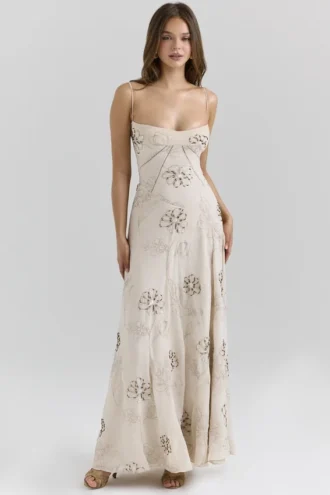 Robe longue à fleurs brodées et perles cousues à la main « Seren Vanilla »
