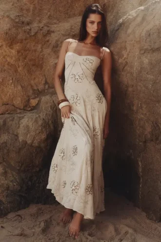 Robe longue à fleurs brodées et perles cousues à la main « Seren Vanilla »