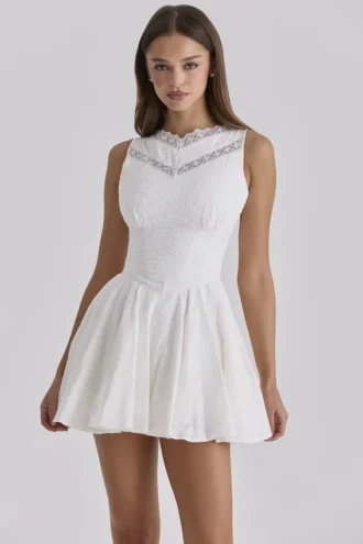 Robe mini Scarlett blanche en coton brodé avec bordure en dentelle