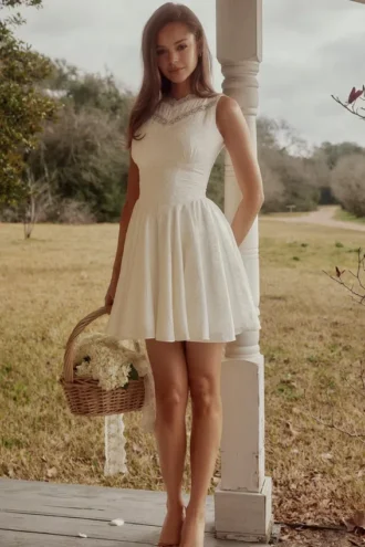 Robe mini Scarlett blanche en coton brodé avec bordure en dentelle