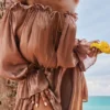 Robe à épaules dénudées Chaya couleur noisette