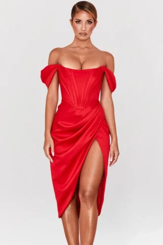 Robe à épaules dénudées en satin rouge Loretta