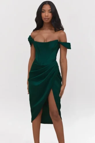 Robe à épaules dénudées en satin vert émeraude « Loretta »